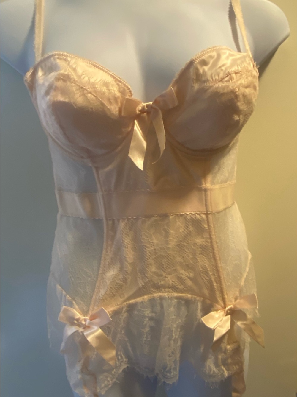 NWT Bettie Page Peach Lace Basque/Bustier in Pale Peach